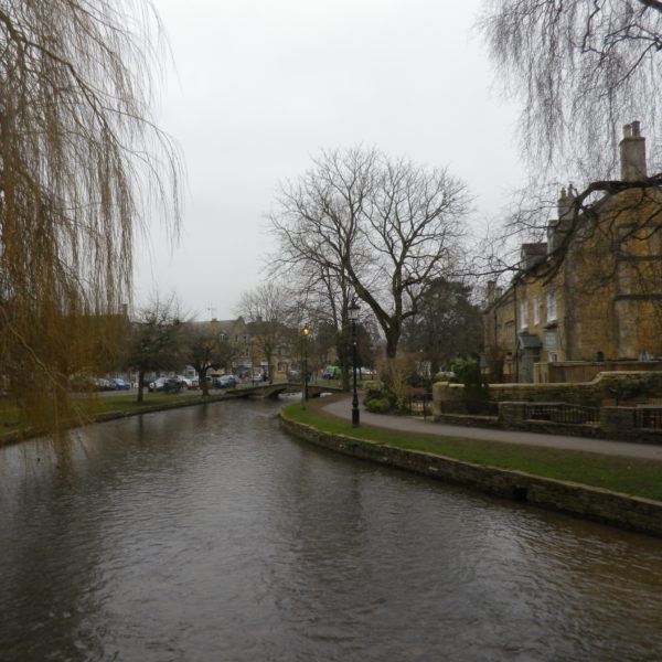 冬枯れコッツウォルズ　ハイキング