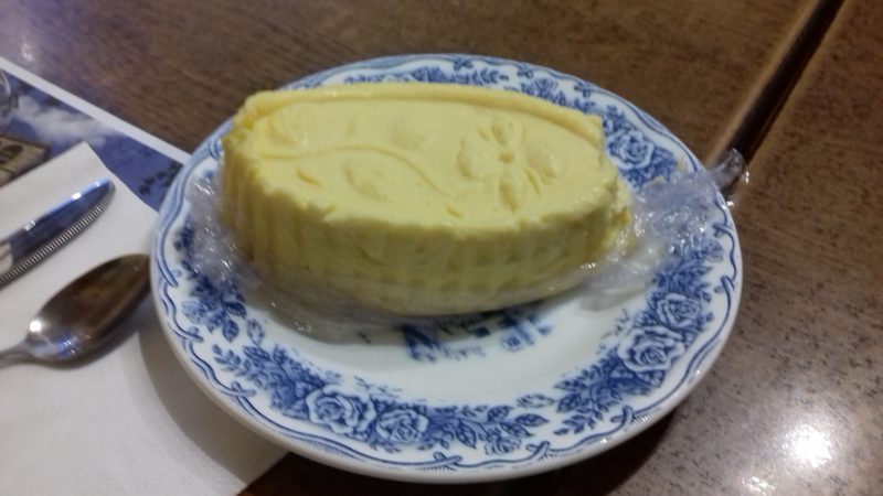 宿の朝食に出てきた型抜きされたバター