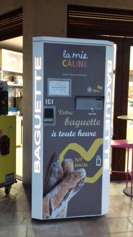 バゲットの自動販売機をみつけました。