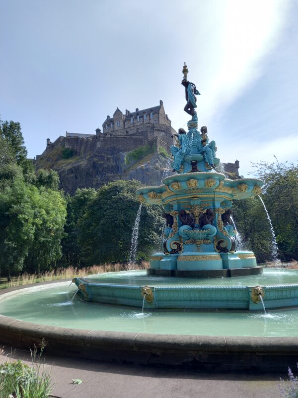 エジンバラ市内の公園。背景に見えるのがエジンバラ城です。